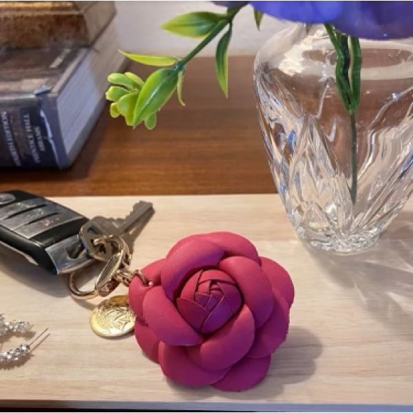 CAMELLIA BAG CHARM KEYCHAIN LEATHER FLOWER HANDMADE MULTIPLE COLORS AVAILABLE - Picture 3 of 16